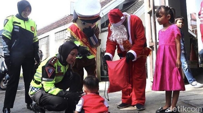 Momen Polisi Sukabumi Berkostum Sinterklas Bagi-bagi Coklat di Hari Natal