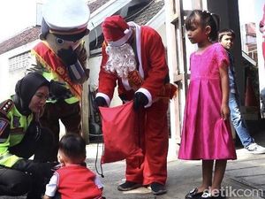 Momen Polisi Sukabumi Berkostum Sinterklas Bagi-bagi Coklat di Hari Natal