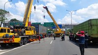 Polisi Kerahkan 2 Alat Berat Evakuasi Kontainer di Tol JORR, Lalin Normal Lagi