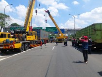Polisi Kerahkan 2 Alat Berat Evakuasi Kontainer di Tol JORR, Lalin Normal Lagi