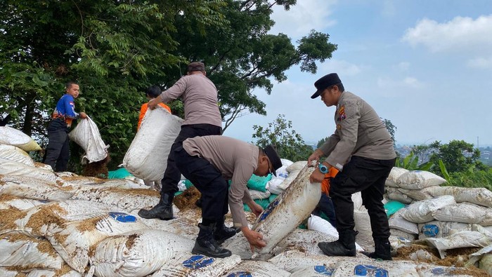 Anggota Polres Mojokerto dan relawan bahu-membahu mempekuat jalur penyelamatan di Cangar-Pacet