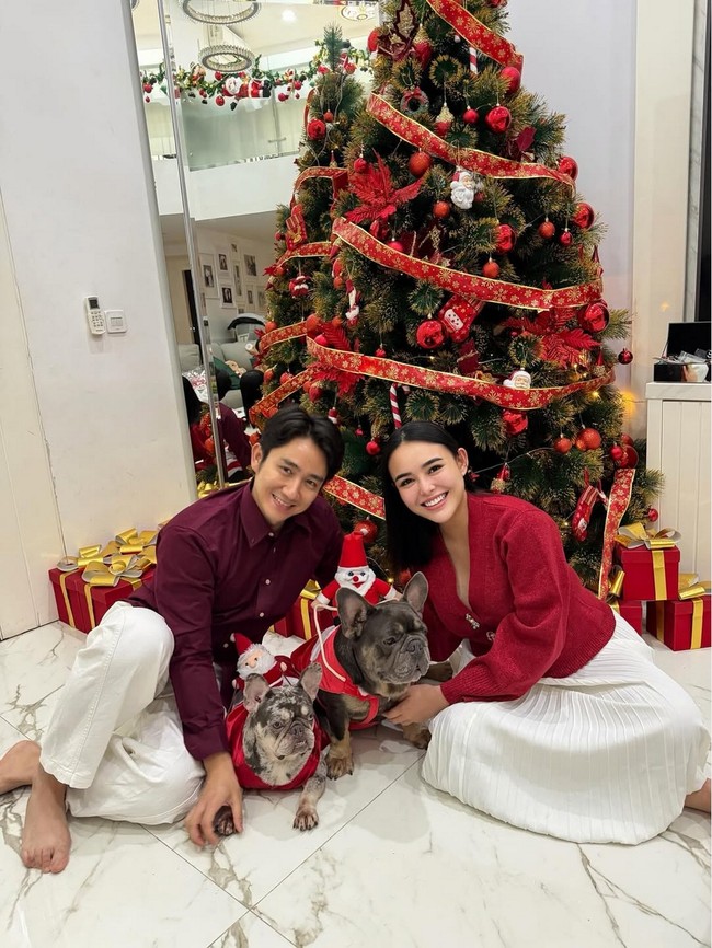 Merayakan Natal pertama kali sebagai suami istri, aktris Amanda Manopo dan Kenny Austin kompak berbusana merah-putih. Keduanya tampak berpose dengan ‘anak bulu’ mereka, sepasang anjing French bulldog. Foto: Instagram/@amandamanopo