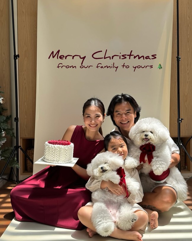 Dion Wiyoko bersama istri, Fiona Anthony, dan putri mereka berbagi kehangatan Natal dalam nuansa merah-putih. Mereka juga menyertakan kedua anjing peliharaan dalam foto yang diunggah di Instagram. Foto: Instagram/@dionwiyoko