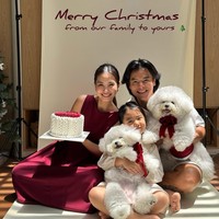 Dion Wiyoko bersama istri, Fiona Anthony, dan putri mereka berbagi kehangatan Natal dalam nuansa merah-putih. Mereka juga menyertakan kedua anjing peliharaan dalam foto yang diunggah di Instagram. Foto: Instagram/@dionwiyoko