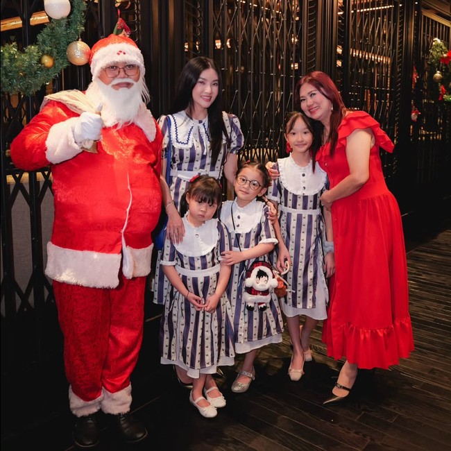 Sarwendah kompak mengenakan gaun garis-garis putih bersama tiga putri, hasil pernikahannya dengan Ruben Onsu. Ini pertamakalinya ia merayakan Natal tanpa Ruben —yang kini sudah mualaf. Foto: Instagram/@sarwendah29