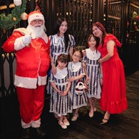 Sarwendah kompak mengenakan gaun garis-garis putih bersama tiga putri, hasil pernikahannya dengan Ruben Onsu. Ini pertamakalinya ia merayakan Natal tanpa Ruben —yang kini sudah mualaf. Foto: Instagram/@sarwendah29