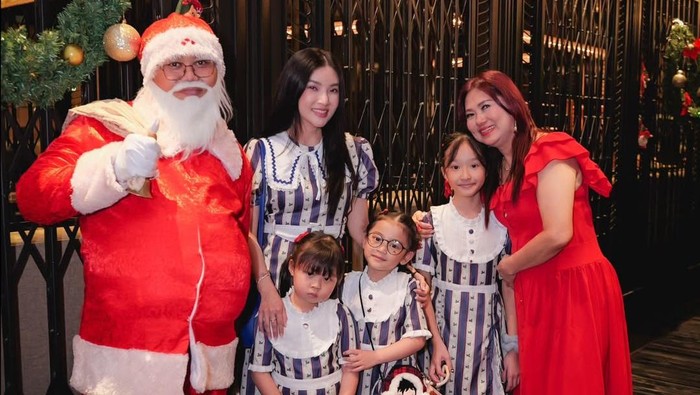 Akhir Tahun Gak Melulu Liburan, Ini yang Dilakukan Sarwendah dan Keluarga