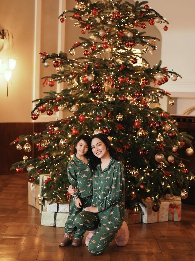 Shandy Aulia kompak mengenakan piyama bersama putrinya, Claire Herbowo. Piyama hijau tua selaras dengan nuansa Natal yang hangat dan meriah. Foto: Instagram/@shandyaulia