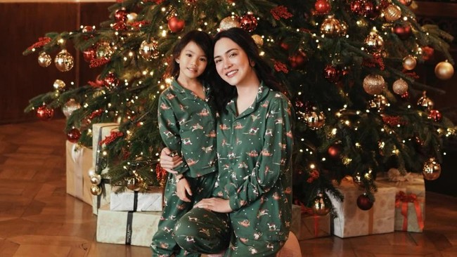 9 Gaya Artis Merayakan Natal 2025, Kental Nuansa Merah-Hijau