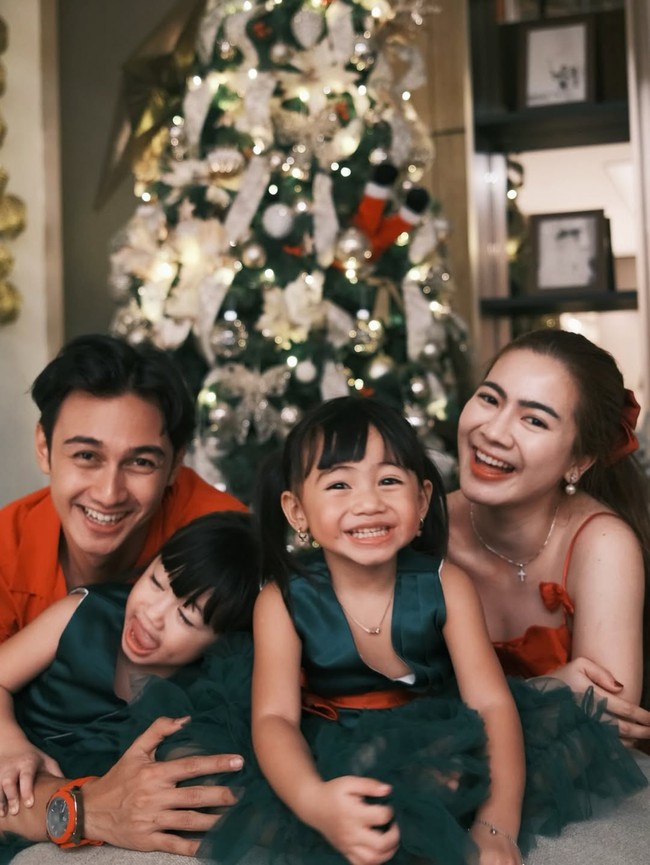 Pasangan Caesar Hito dan Felicya Angelista kompak mengenakan busana merah. Sementara dua putri mereka tampil cantik dengan gaun hijau tua. Foto: Instagram/@felicyangelista_