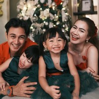 Pasangan Caesar Hito dan Felicya Angelista kompak mengenakan busana merah. Sementara dua putri mereka tampil cantik dengan gaun hijau tua. Foto: Instagram/@felicyangelista_