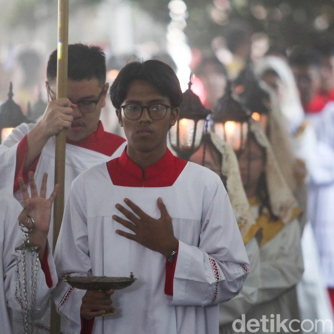 Potret Misa Pontifikal Natal di Gereja Katedral