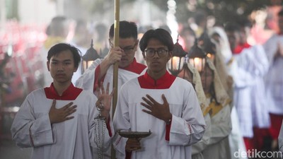 Potret Misa Pontifikal Natal di Gereja Katedral