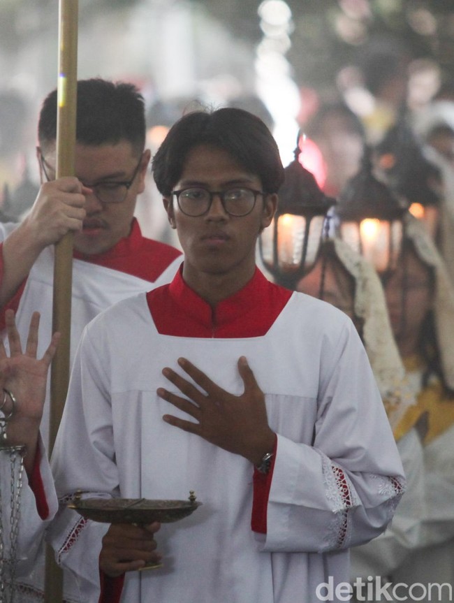 Potret Misa Pontifikal Natal di Gereja Katedral