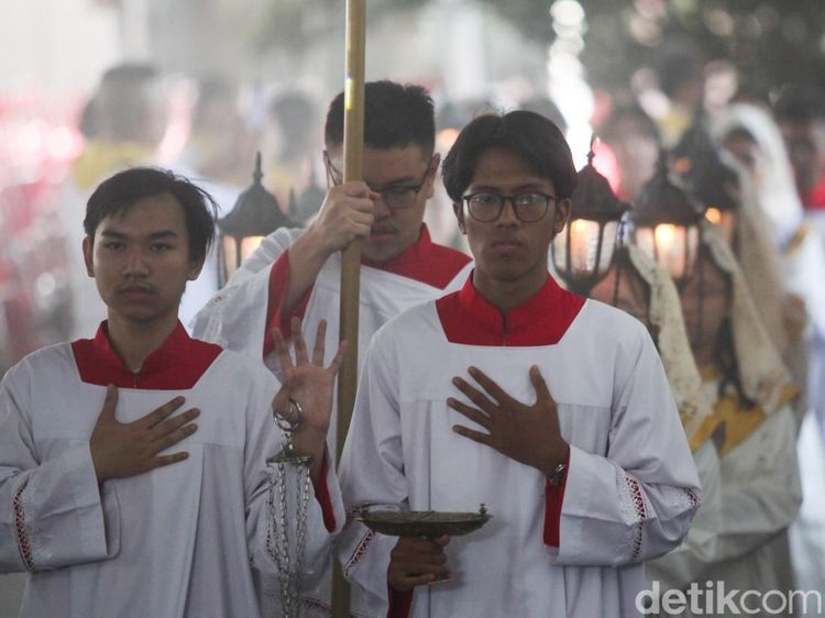 Potret Misa Pontifikal Natal di Gereja Katedral