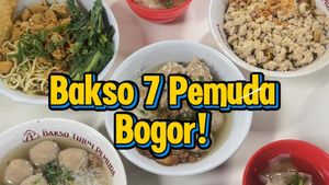 Video: Puas Makan Bakso Urat Jumbo Pakai Tetelan Goreng di Bogor