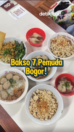 Video: Puas Makan Bakso Urat Jumbo Pakai Tetelan Goreng di Bogor