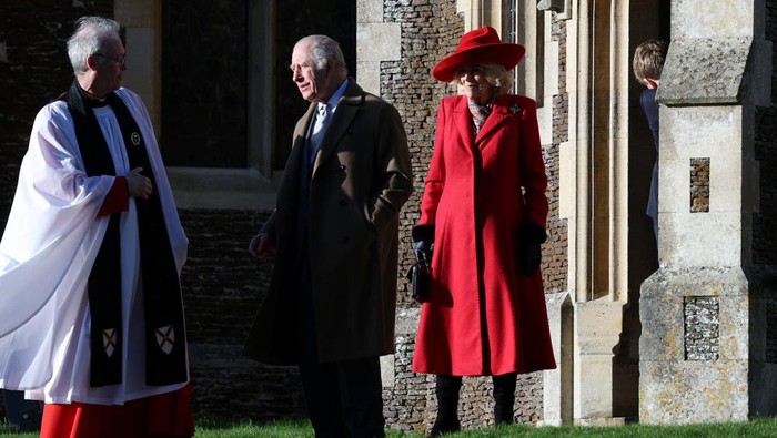 Raja Charles III bersama Ratu Camilla dan anggota keluarga kerajaan Inggris menghadiri kebaktian Hari Raya Natal di Gereja St. Mary Magdalene, Sandringham, Inggris, Rabu (25/12/2025). Ibadah Natal ini merupakan bagian dari tradisi tahunan keluarga kerajaan saat menetap di perkebunan Sandringham di wilayah timur Inggris. REUTERS/Hannah McKay