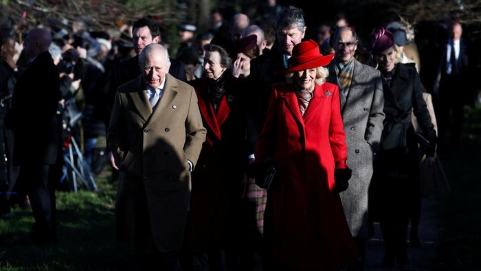 Raja Charles III bersama Ratu Camilla dan anggota keluarga kerajaan Inggris menghadiri kebaktian Hari Raya Natal di Gereja St. Mary Magdalene, Sandringham, Inggris, Rabu (25/12/2025). Ibadah Natal ini merupakan bagian dari tradisi tahunan keluarga kerajaan saat menetap di perkebunan Sandringham di wilayah timur Inggris. REUTERS/Hannah McKay