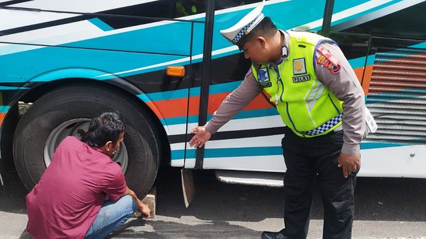 Satlantas Polres Karanganyar bersama instansi terkait saat melakukan ramp check di Lawu Park, Gondosuli, Kecamatan Tawangmangu.