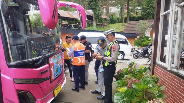 Satlantas Polres Karanganyar bersama instansi terkait saat melakukan ramp check di Lawu Park, Gondosuli, Kecamatan Tawangmangu.