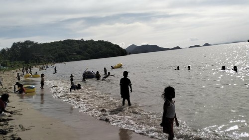 Ratusan anak-anak berenang di Pantai Pede, Labuan Bajo, Manggarai Barat, NTT, Kamis (25/12/2025) sore. (Ambrosius Ardin/detikBali)