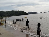 Nikmati Libur Natal, Ratusan Anak-anak Padati Pantai Pede Labuan Bajo