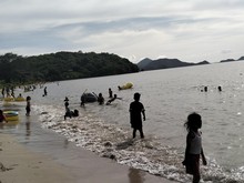 Nikmati Libur Natal, Ratusan Anak-anak Padati Pantai Pede Labuan Bajo