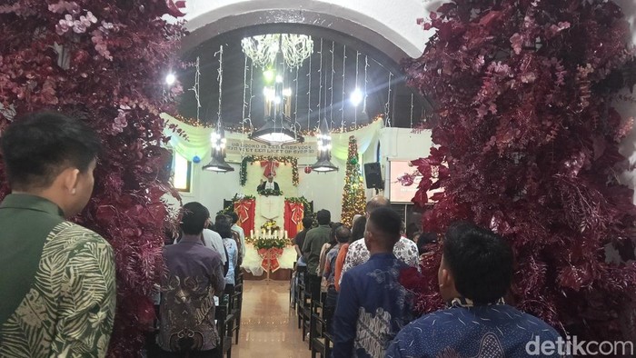 Ratusan jemaat memadati Gereja Kristen Indonesia (GKI) Jalan Zainul Arifin, Kota Medan. (Siti Asyaroh/detikSumut)