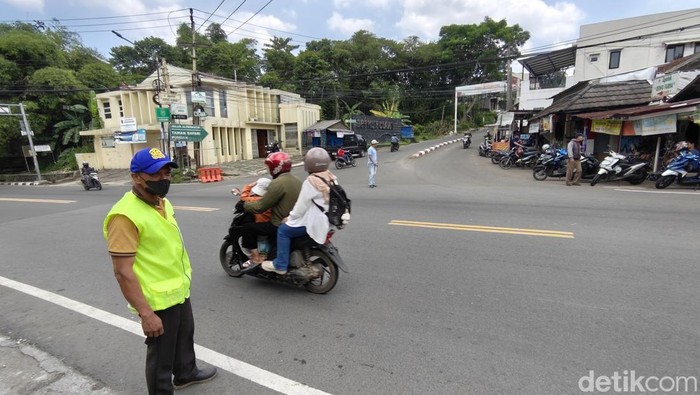 Kisah Dadang, Pengadang Joki Ilegal dan Penjaga Lalin Jalur Puncak