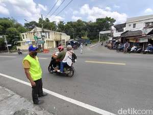 Kisah Dadang, Pengadang Joki Ilegal dan Penjaga Lalin Jalur Puncak