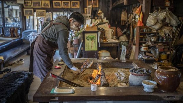 Foto yang diambil pada 12 Desember 2025 ini memperlihatkan taksidermi beruang yang dipajang di sebuah restoran penyaji daging beruang di Chichibu, Prefektur Saitama. Sejak Jepang mencatat lonjakan serangan beruang yang mematikan, pemilik restoran Koji Suzuki kewalahan memenuhi permintaan daging beruang panggang di tempat usahanya. Daging tersebut dimasak di atas lempengan batu atau disajikan sebagai hidangan hot pot dengan sayuran.Daging beruang yang disajikan berasal dari hewan yang dibasmi sebagai bagian dari upaya menekan serangan, yang tahun ini telah menewaskan 13 orang, angka tertinggi yang pernah tercatat.
