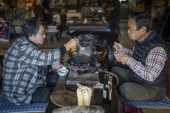 Foto yang diambil pada 12 Desember 2025 ini memperlihatkan taksidermi beruang yang dipajang di sebuah restoran penyaji daging beruang di Chichibu, Prefektur Saitama. Sejak Jepang mencatat lonjakan serangan beruang yang mematikan, pemilik restoran Koji Suzuki kewalahan memenuhi permintaan daging beruang panggang di tempat usahanya. Daging tersebut dimasak di atas lempengan batu atau disajikan sebagai hidangan hot pot dengan sayuran.
Daging beruang yang disajikan berasal dari hewan yang dibasmi sebagai bagian dari upaya menekan serangan, yang tahun ini telah menewaskan 13 orang, angka tertinggi yang pernah tercatat.