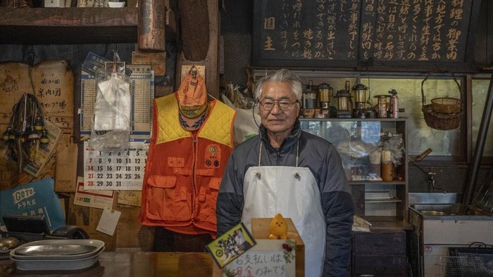 Foto yang diambil pada 12 Desember 2025 ini memperlihatkan taksidermi beruang yang dipajang di sebuah restoran penyaji daging beruang di Chichibu, Prefektur Saitama. Sejak Jepang mencatat lonjakan serangan beruang yang mematikan, pemilik restoran Koji Suzuki kewalahan memenuhi permintaan daging beruang panggang di tempat usahanya. Daging tersebut dimasak di atas lempengan batu atau disajikan sebagai hidangan hot pot dengan sayuran.
Daging beruang yang disajikan berasal dari hewan yang dibasmi sebagai bagian dari upaya menekan serangan, yang tahun ini telah menewaskan 13 orang, angka tertinggi yang pernah tercatat.
