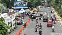 Pantauan detikJatim, kepadatan sudah terlihat sejak siang hari di pintu masuk KBS. Arus lalu lintas di kawasan Jalan Setail, Darmo, juga sempat tersendat akibat tingginya mobilitas pengunjung yang keluar-masuk area wisata.