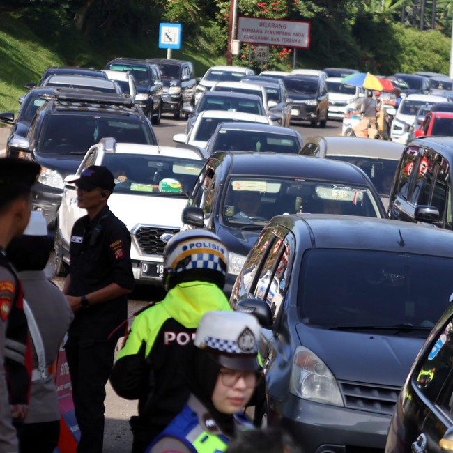 Ribuan Kendaraan Padati Jalur Puncak Bogor di Libur Natal