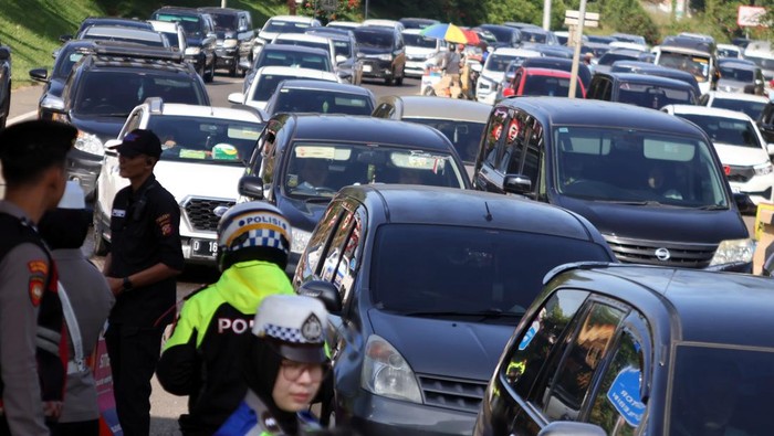 Foto udara saat diberlakukan sistem satu arah kendaraan di Gadog, Kabupaten Bogor, Jawa Barat, Kamis (25/12/2025). Menurut Satlantas Polres Bogor terhitung sejak pukul 00.00 WIB-07.000 WIB sebanyak 2.900 kendaraan masuk kawasan Puncak pada libur Natal 2025, dan diberlakukan sistem satu arah (one way) untuk mengurai kepadatan kendaraan. ANTARA FOTO/Yulius Satria Wijaya