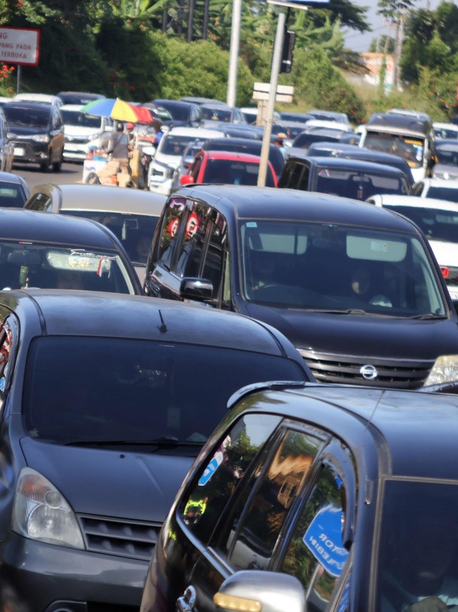 Ribuan Kendaraan Padati Jalur Puncak Bogor di Libur Natal