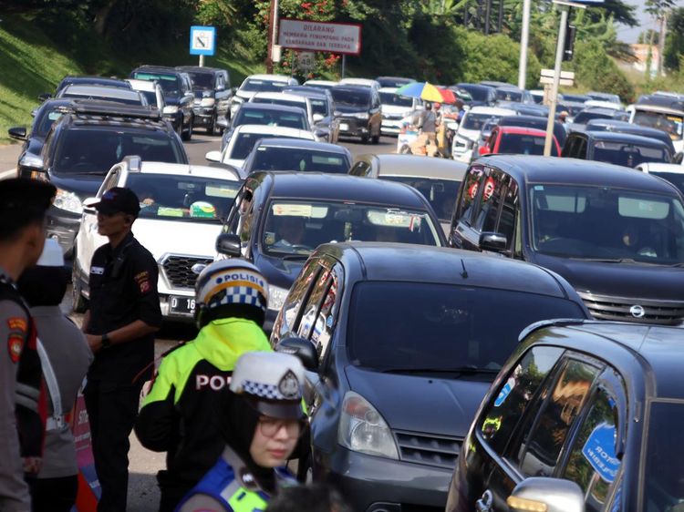 Ribuan Kendaraan Padati Jalur Puncak Bogor di Libur Natal