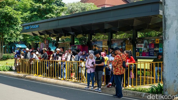 Taman Mini Indonesia Indah (TMII), Jakarta, dipadati ribuan pengunjung pada libur Natal, Kamis (25/12/2025). Hingga pukul 10.00 WIB, tercatat sekitar 6.000 pengunjung memasuki kawasan wisata, dan jumlah ini diperkirakan terus bertambah hingga malam hari.