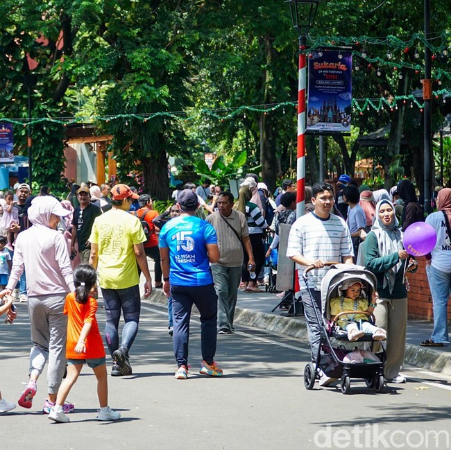 Ribuan Pengunjung Ramaikan TMII Saat Libur Natal