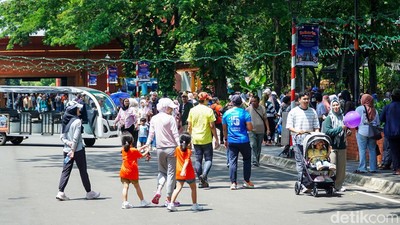 Ribuan Pengunjung Ramaikan TMII Saat Libur Natal