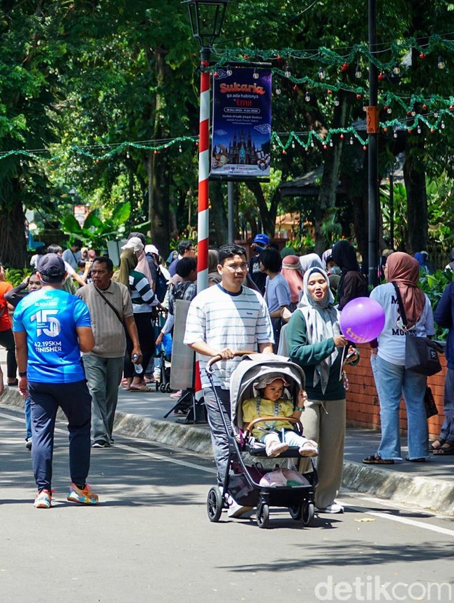 Ribuan Pengunjung Ramaikan TMII Saat Libur Natal