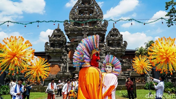 Taman Mini Indonesia Indah (TMII), Jakarta, dipadati ribuan pengunjung pada libur Natal, Kamis (25/12/2025). Hingga pukul 10.00 WIB, tercatat sekitar 6.000 pengunjung memasuki kawasan wisata, dan jumlah ini diperkirakan terus bertambah hingga malam hari.