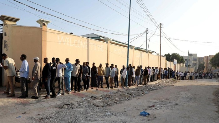 Warga Mogadishu, ibu kota Somalia, mencatatkan momen bersejarah dengan mengikuti pemungutan suara pemilihan kota yang digelar pada Kamis (25/12/2025). Pemilihan ini menjadi langkah awal penting menuju pemulihan hak pilih universal dan membuka jalan bagi pemilihan nasional langsung pertama di negara Afrika Timur tersebut dalam lebih dari setengah abad. REUTERS/Feisal Omar