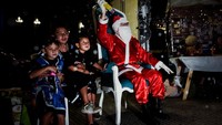 Makan malam solidaritas “Tidak Ada Keluarga Tanpa Natal” kembali menegaskan pesan bahwa perayaan Natal bukan hanya tentang perayaan keagamaan, tetapi juga tentang berbagi, kepedulian, dan kehadiran bagi sesama yang membutuhkan. REUTERS/Mariana Nedelcu