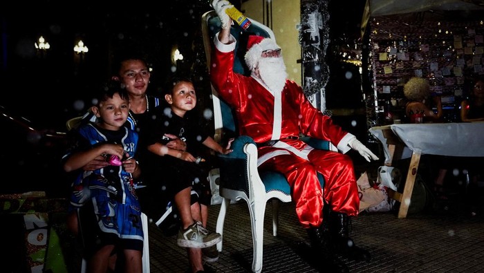 Semangat solidaritas mewarnai perayaan Malam Natal di Buenos Aires, Argentina. Ratusan orang berkumpul di depan Gedung Kongres Nasional, Selasa malam (24/12/2025), untuk mengikuti makan malam solidaritas Natal bertajuk “Tidak Ada Keluarga Tanpa Natal”, yang digelar bagi tunawisma dan warga terdampak kemiskinan. REUTERS/Mariana Nedelcu