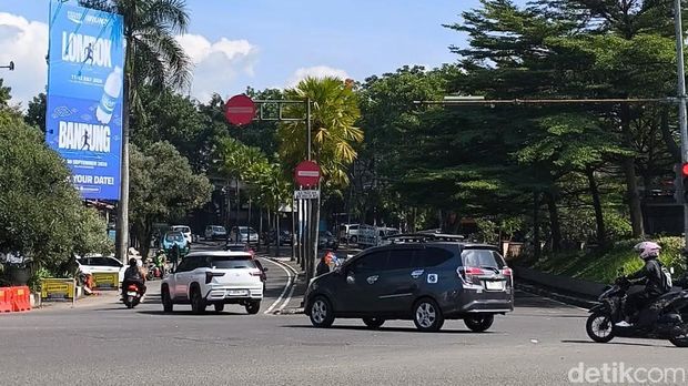 Suasana jalan di Kota Bandung. Suasana jalan di Kota Bandung.