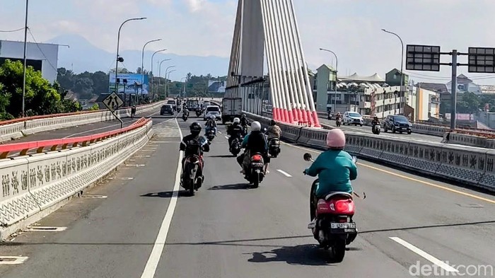 Suasana jalan di Kota Bandung.
