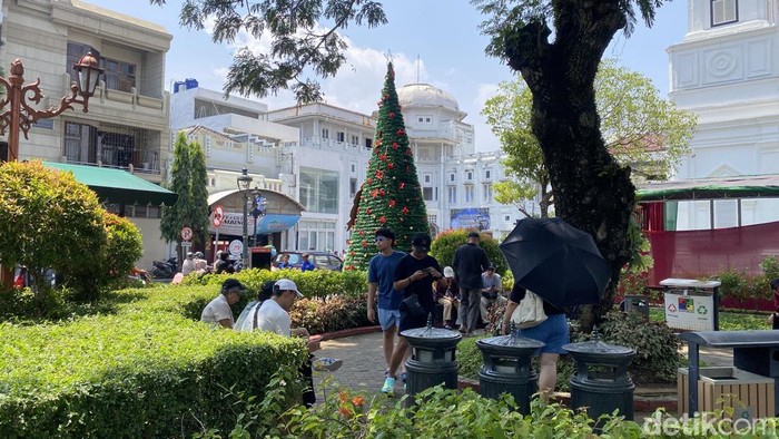 Kota Lama Semarang Panen Wisatawan, Pohon Natal Jadi Spot Foto